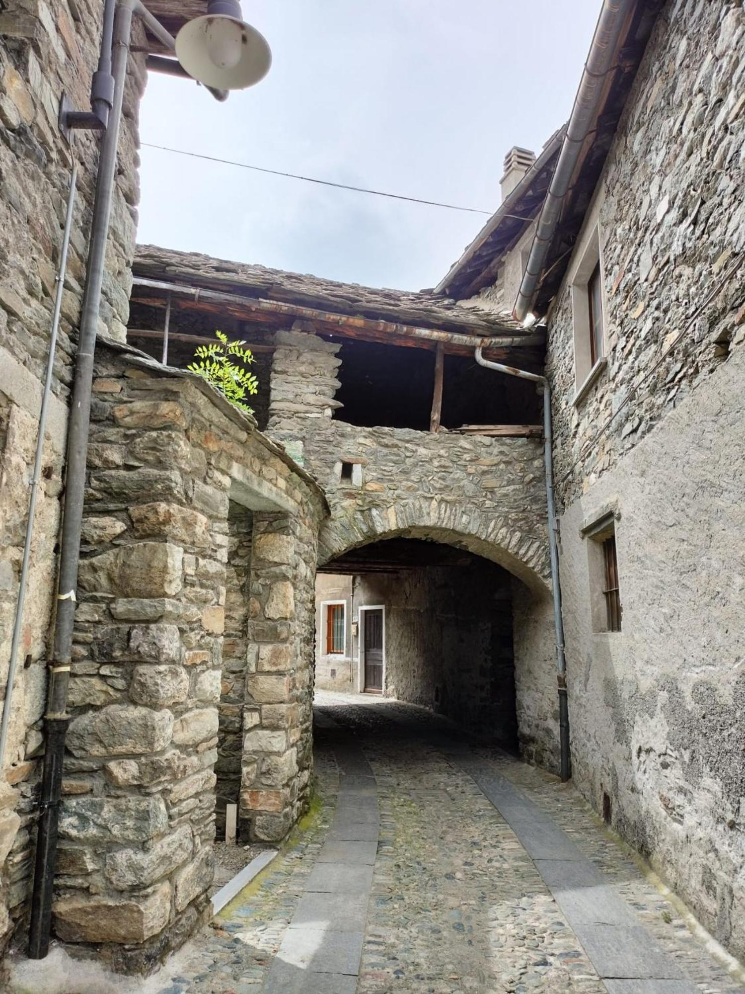 La Torre Colombaia - Monumento Del 1400 Apartment Arnad Exterior photo