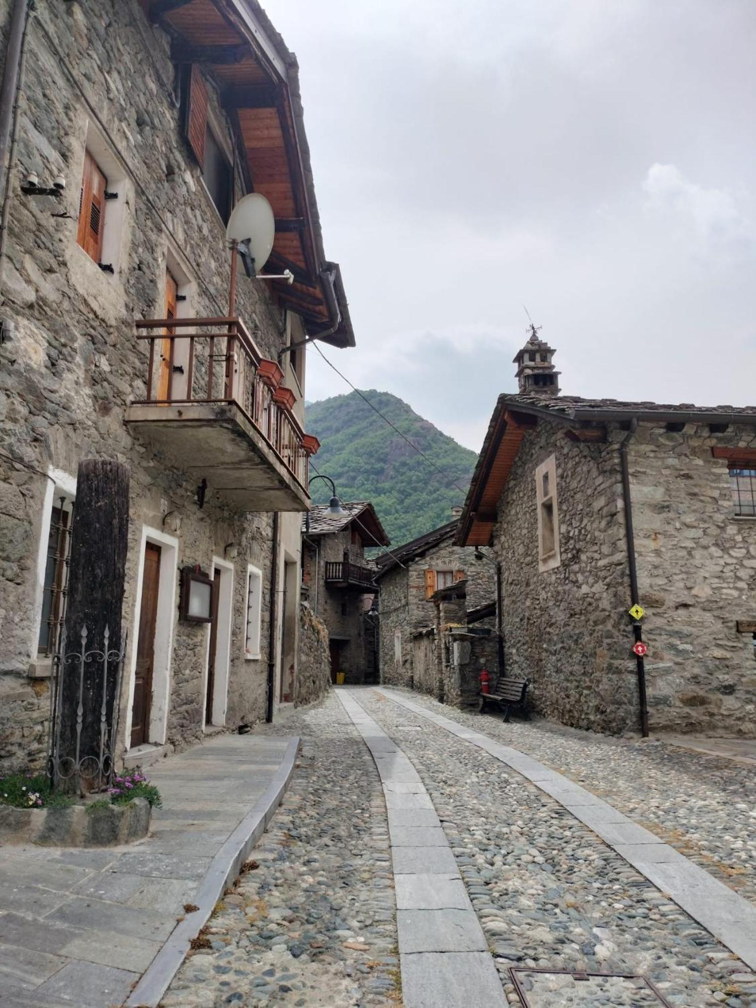 La Torre Colombaia - Monumento Del 1400 Apartment Arnad Exterior photo