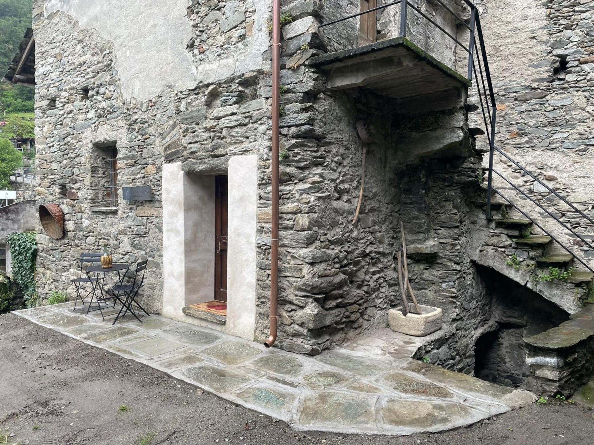 La Torre Colombaia - Monumento Del 1400 Apartment Arnad Exterior photo